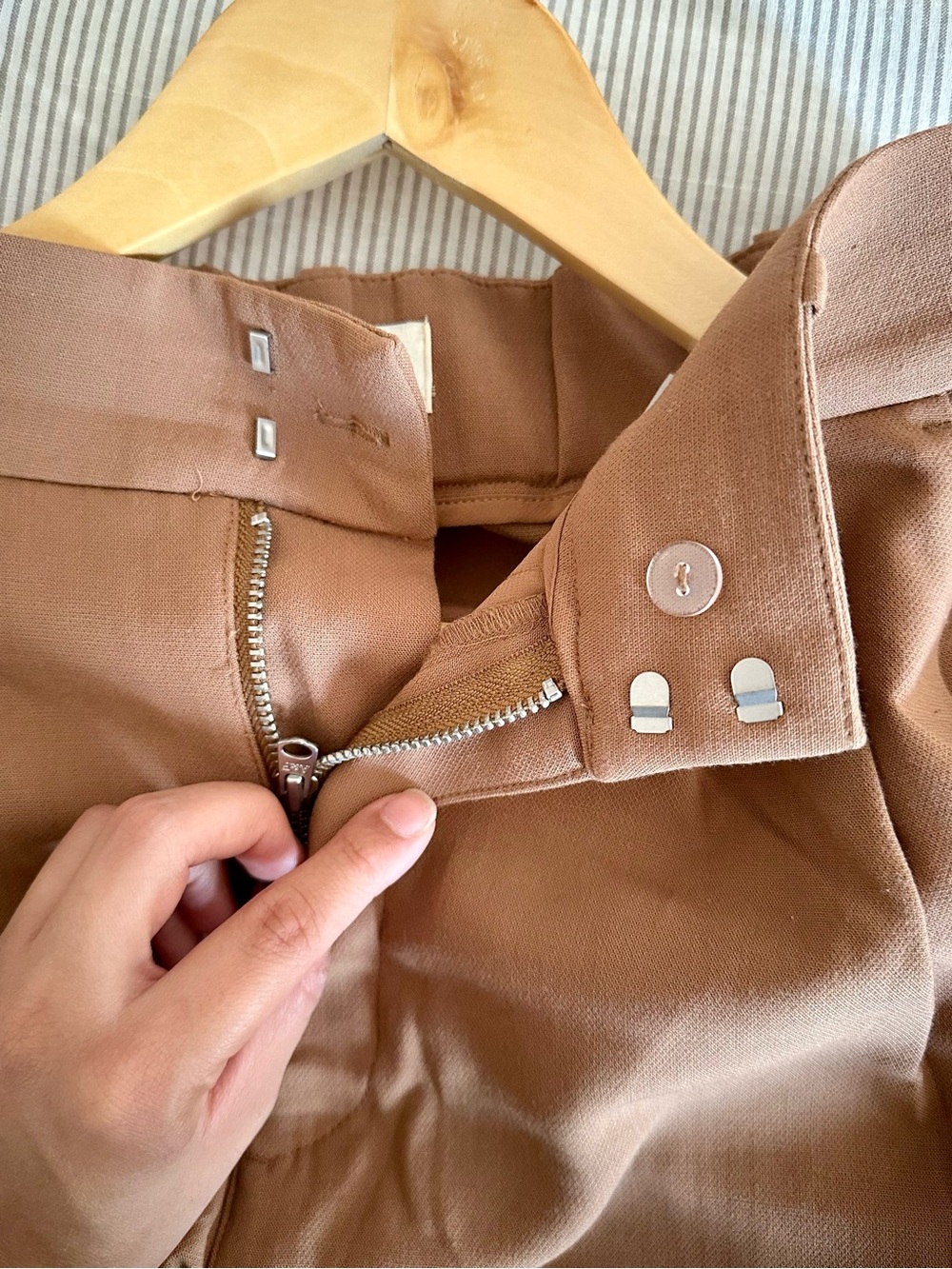 Abercrombie & Fitch Wide-Leg Pleated Brown Trousers - Picture 2 of 3